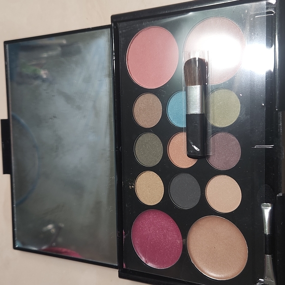 NWOT Makeover Essentials Make up - Picture 5 of 9